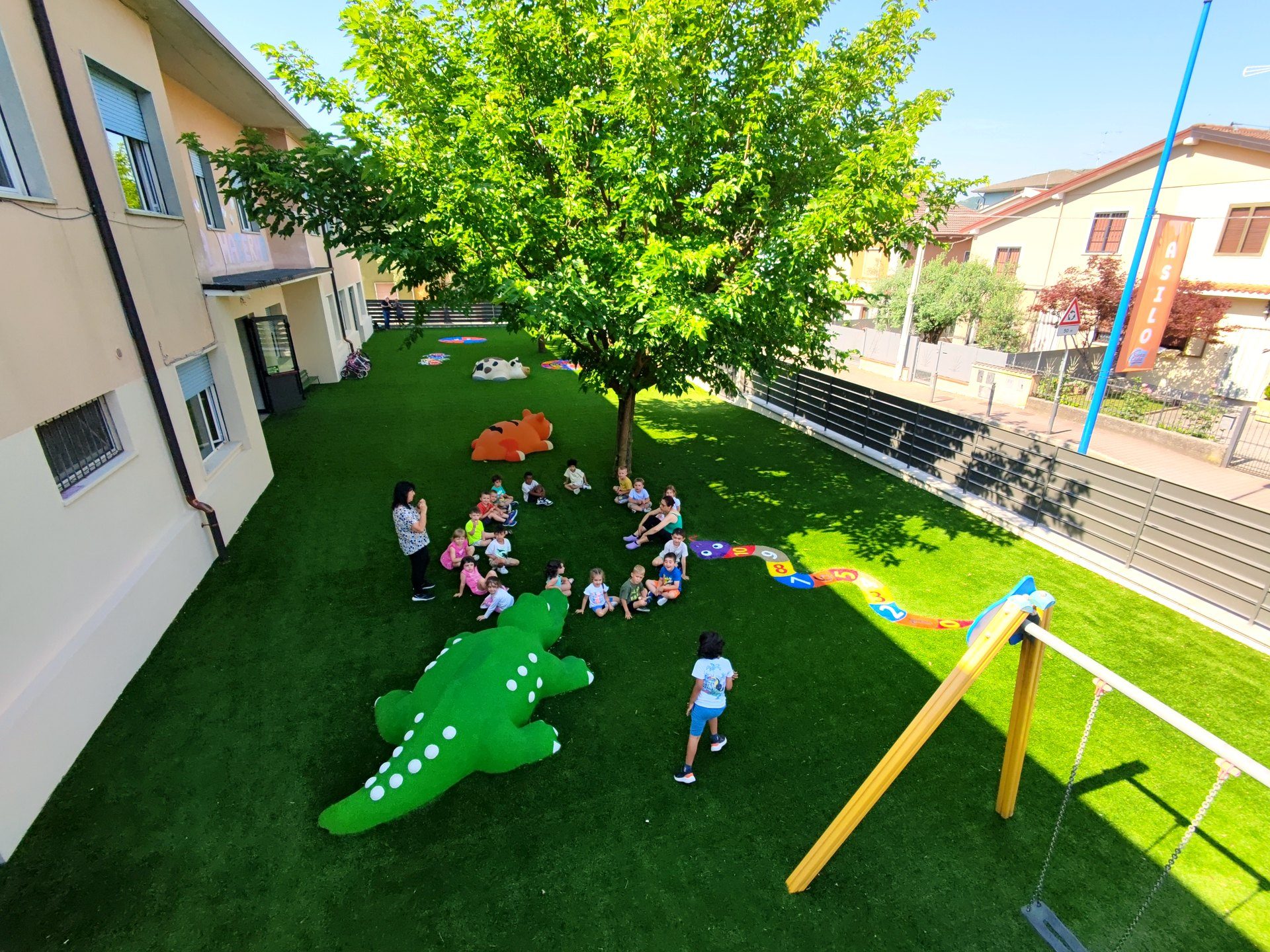 Erba sintetica antitrauma per asili nido e parchi giochi bambini
