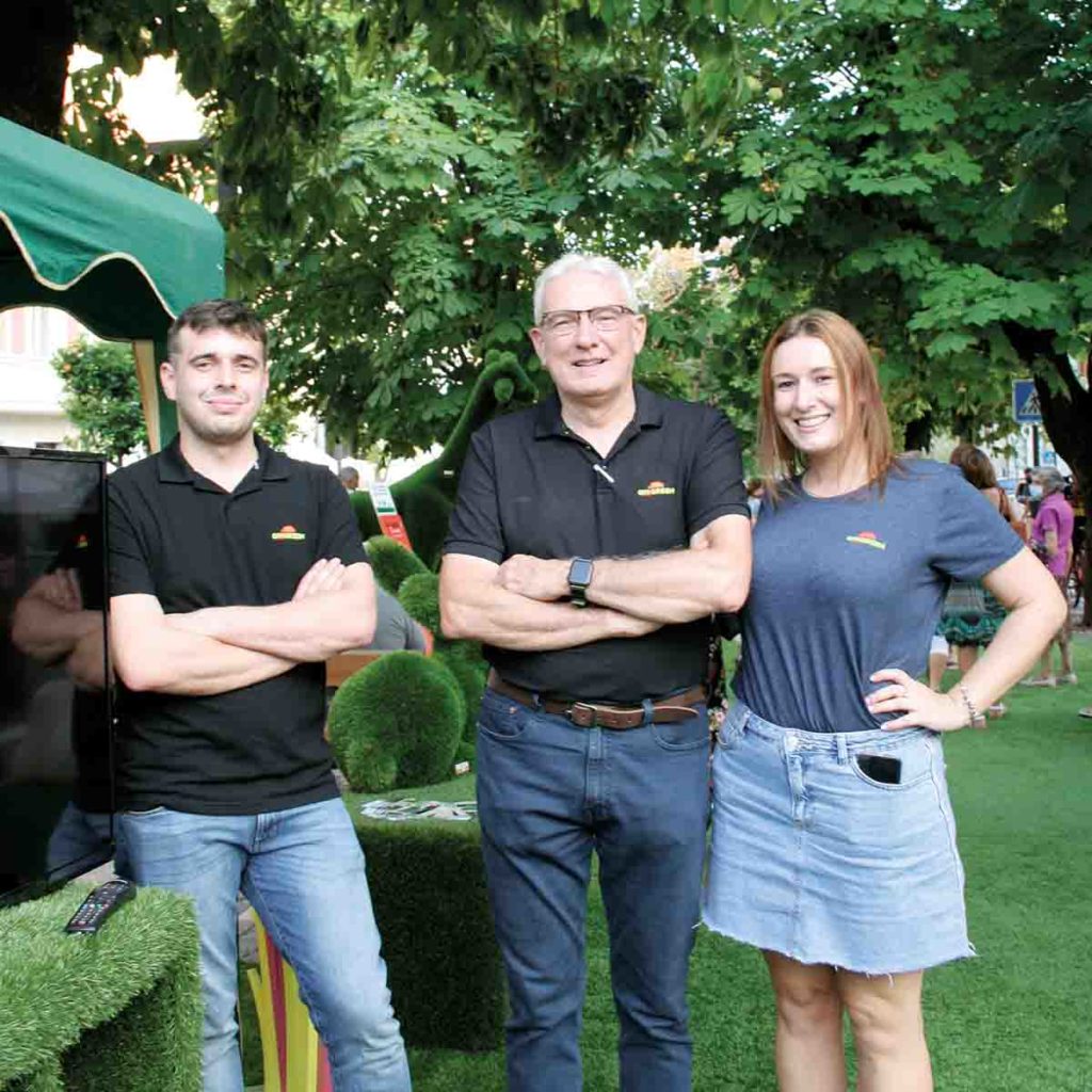 Famiglia che gioca su prato in erba sintetica Geo-Green