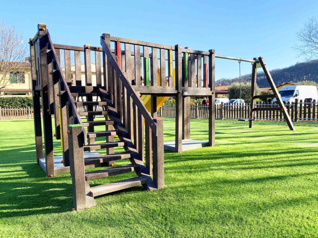 Giardino privato con erba sintetica senza manutenzione