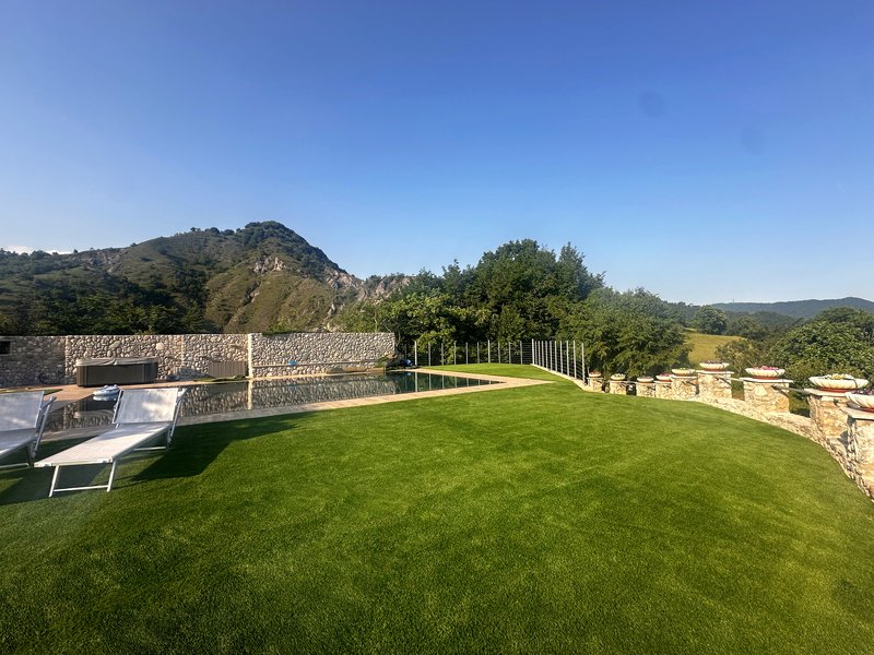 Giardino privato con erba sintetica senza manutenzione