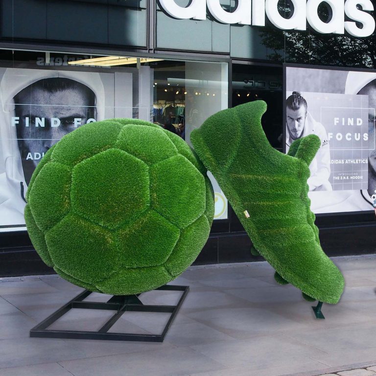 Allestimento stand fieristico con erba sintetica a noleggio