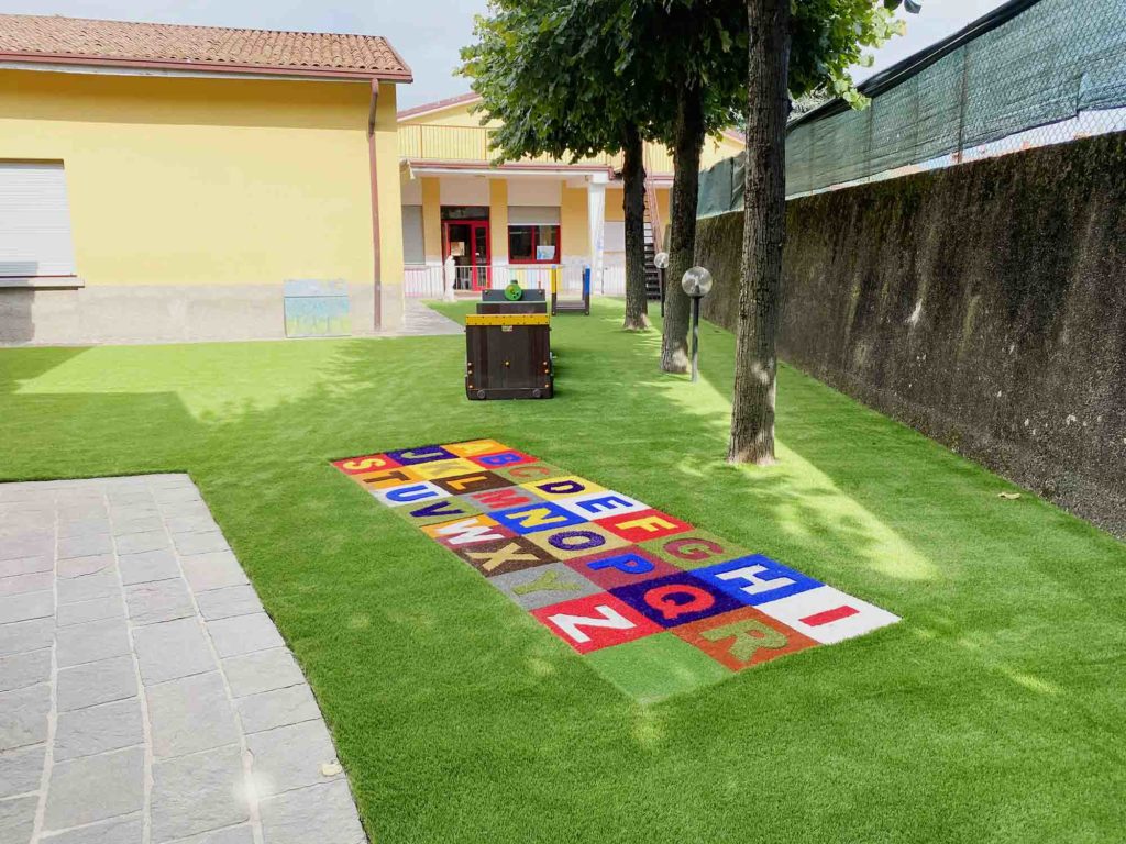Terrazza con pavimentazione in erba sintetica